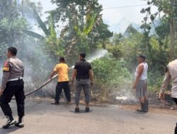 Polres Musi Rawas Gerak Cepat Padamkan Kebakaran Lahan di Desa Tambah Asri