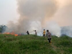 Lahan Gambut 4 Hektare Terbakar di Prabumulih II, Polsek Muara Lakitan Polres Musi Rawas Bergerak Cepat Jinakkan Api